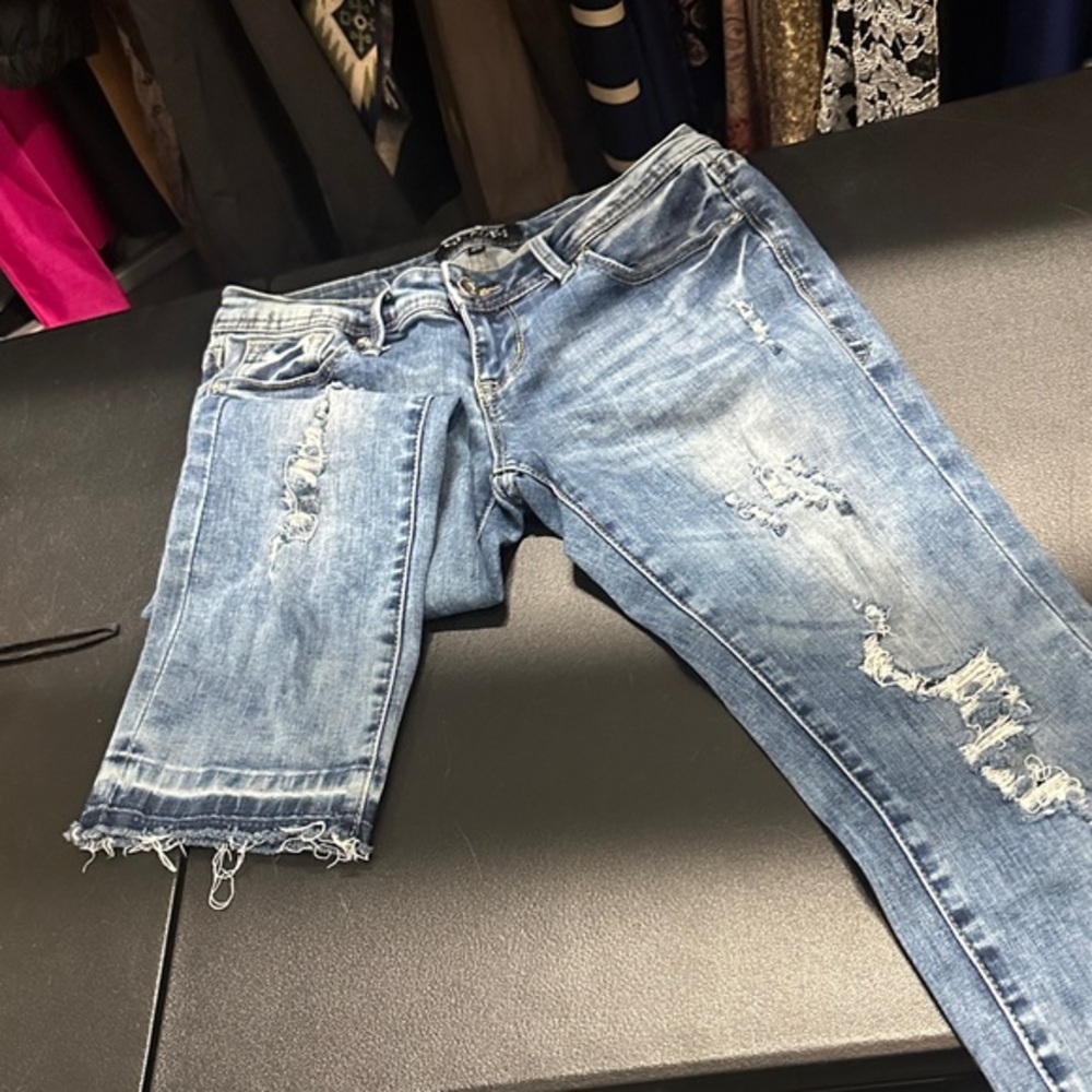 A110.  Grace Blue Distressed Ankle Jeans with frayed modern hem size 25